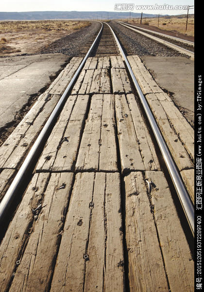 为什么普通列车轨道铺碎石，而高铁轨道却不用？