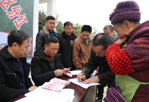  「些农民」在农村，这条路是暴富的“捷径”，农民只是观望，却