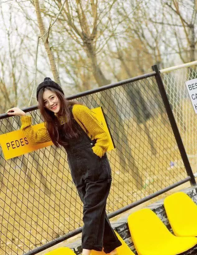 《小美好》沈月的学霸闺蜜今穿黑色针织衫似没穿短裤还没打底裤长