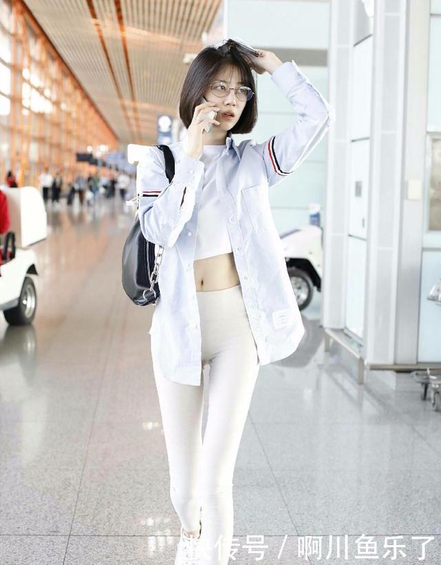 李溪芮是有多自信?穿着白色紧身裤就出门,这个腿看着真是尴尬!