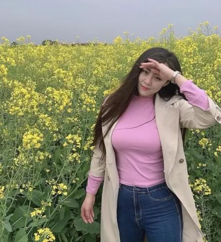  『时髦』美女一身时髦的打扮，来野外拍照就是为了秀身材吗？