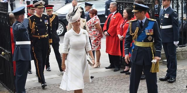 梅根王妃新婚一个月黑乌鸦着装力压彩虹女王，夏洛特公主鬼脸解围