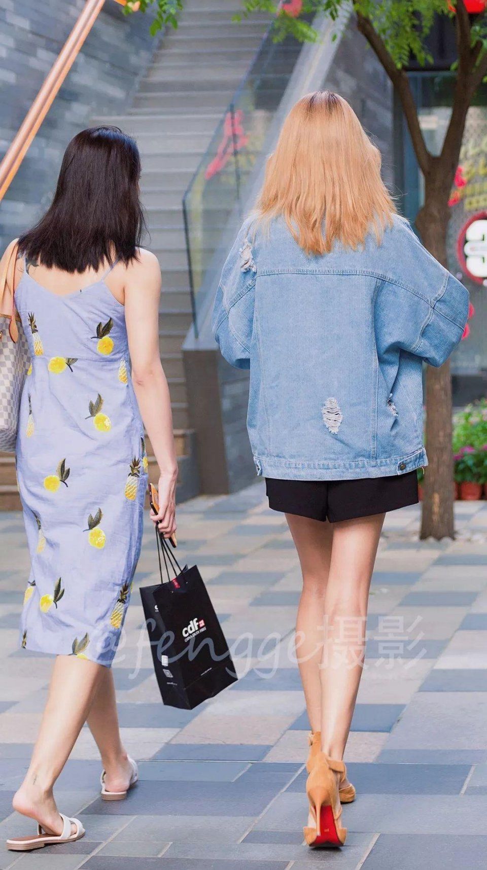 街拍:三里屯热闹非凡，时尚背影太迷人，还有“小林志玲”出镜呢