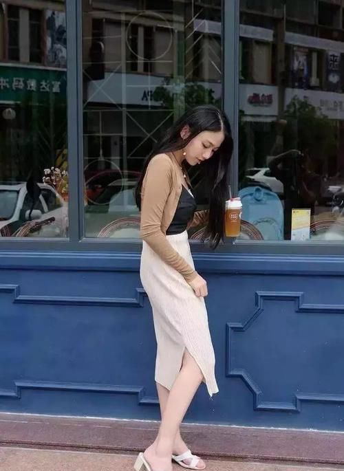  『亮眼』街拍：小姐姐短款的小背心搭配短裙，非常亮眼和吸睛