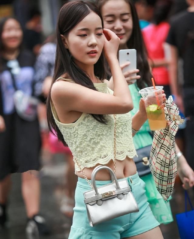  [国色天香]街拍美女性感端庄的小妹妹，算得上是国色天香