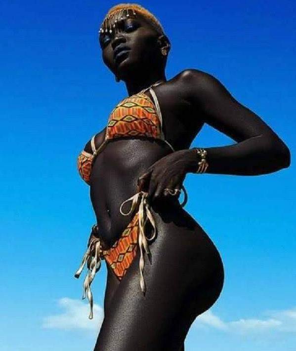 她被誉非洲“最富”超模, 身材曲线完美, 网友: 可惜黑得看不清