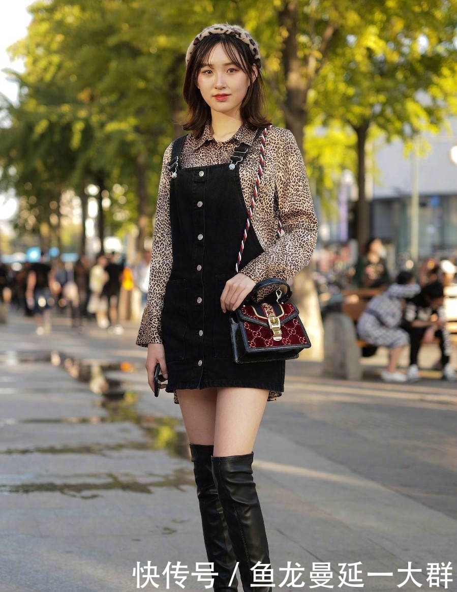 『格子』小姐姐穿条纹挂脖T恤紧致显身材,红色格子半身裙开叉显气质