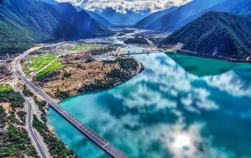 拉萨的一条高速公路，全程没有收费站，路过中国最美冰川