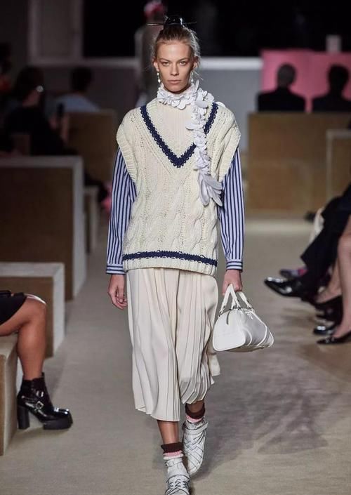  『针织衫』早春不知道怎么穿？针织衫帮你解决大问题，减龄还时髦