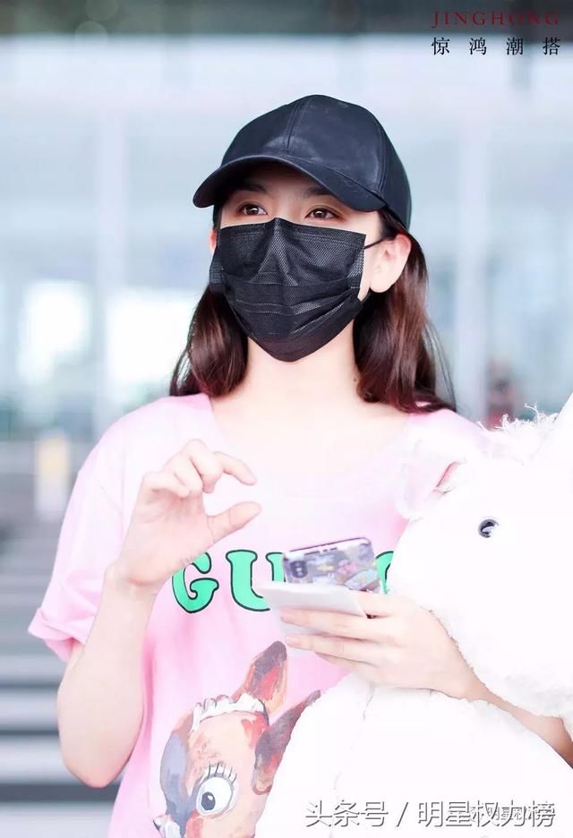 女明星私服PK，穿搭效果最佳的竟是她？