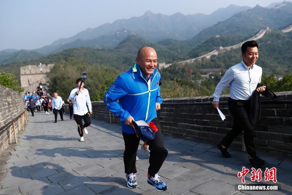  「警长」香港警队代表登上北京八达岭长城