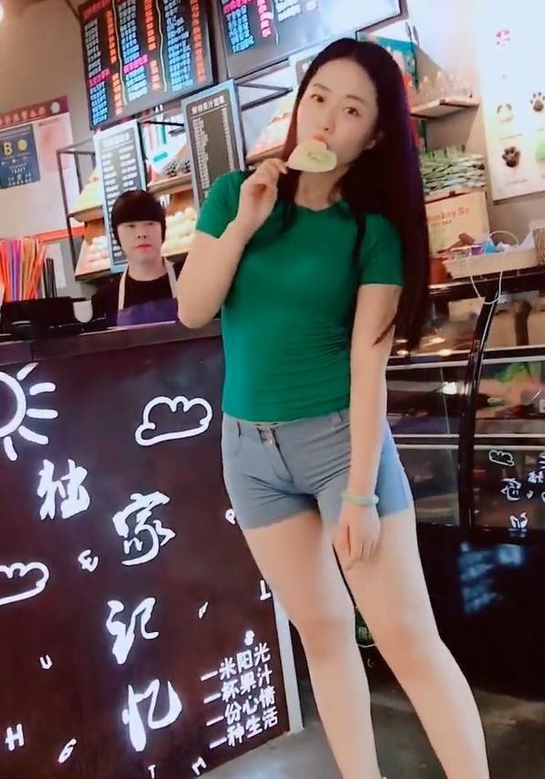 街拍：微胖女生也有属于自己的美，现在妹子穿的好紧身