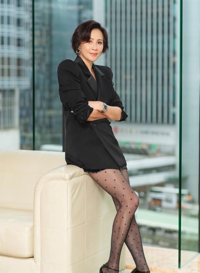  [面搭配]春季也能穿得美丽又性感，学会“下搭黑丝”穿法，不光腿也很惊艳