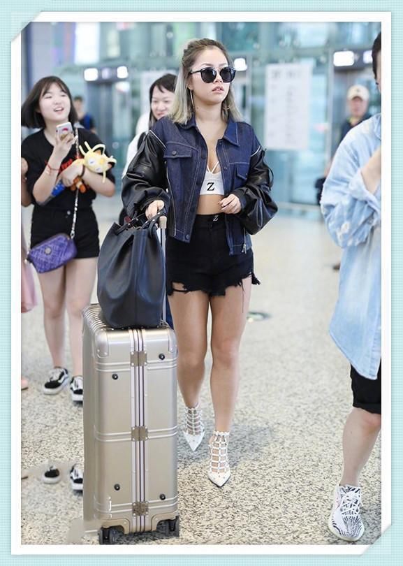 不露腿的王菊美翻天，穿露脐装秀小蛮腰，网友：头次发现你这么瘦