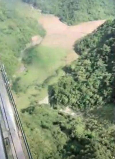 美女姐姐在玻璃栈道拍照，被男孩撞了一下，这代价有点大