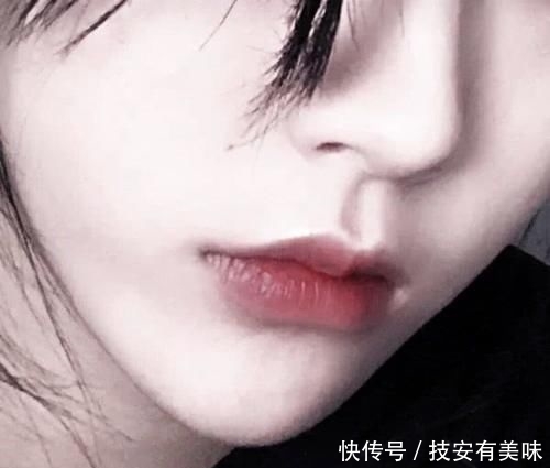 「猪圈」女孩有这“3个陋习”?难怪嘴唇越来越厚,不改当心变“猪圈嘴”