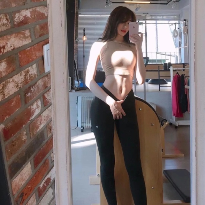 瑜伽裤的女人简单点，现在的小姐姐都爱这么勒吗?