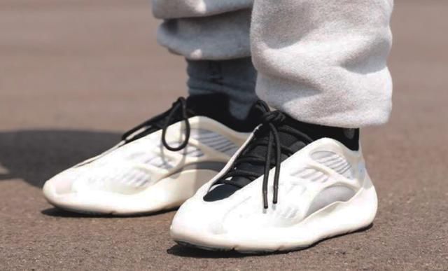  发布■你知道 Yeezy 700 系列一共发布了几款配色吗？一张图为你理清！