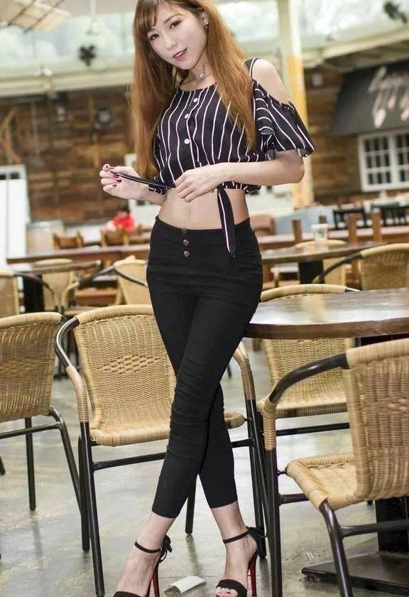 紧身裤，魅力蛮腰与显露的美肩，让肌肤的性感都水嫩可人