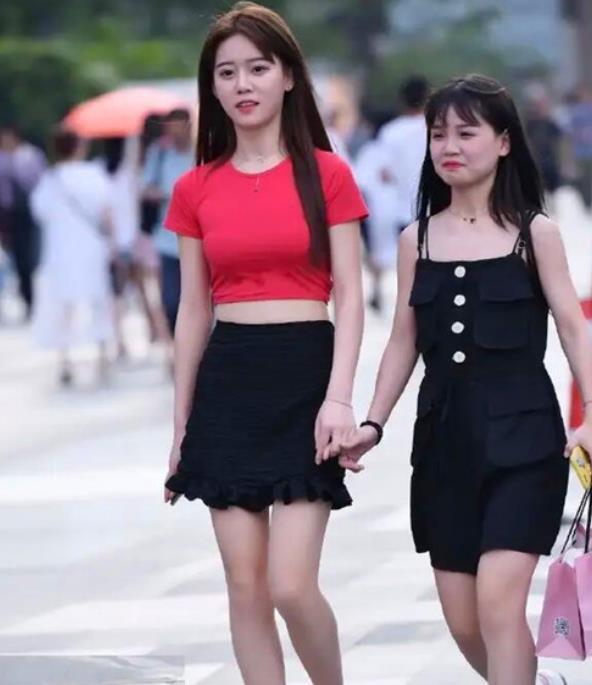  「芳香」街拍：芳香袭人的美女，一条雪纺连衣裙，穿出女神气质范