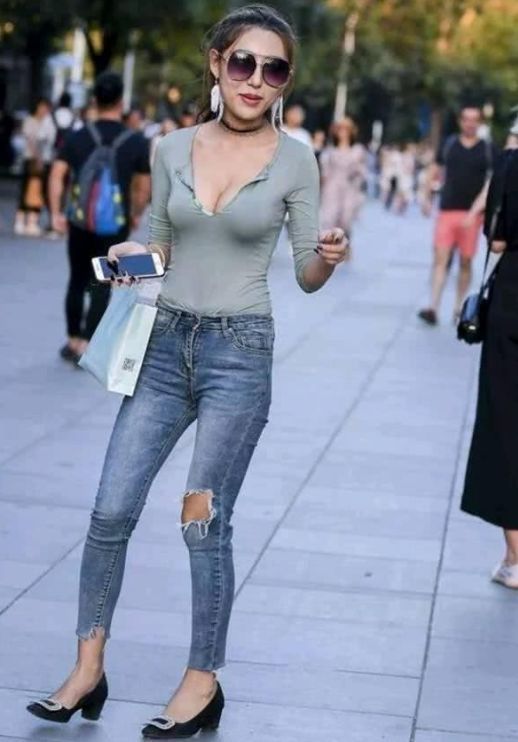 街拍时尚美女：小姐姐一身打扮时尚大方，完美身材同时又展现女人
