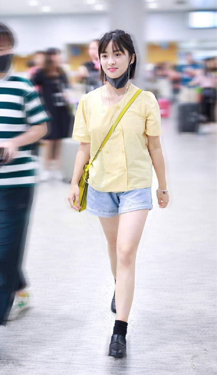 沈月的腿终于细了，机场炫腿，“泥石流”到“清流”的成功转型?