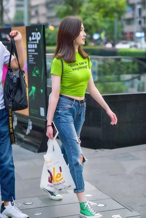 轻熟范儿的牛仔裤小姐姐凸显成熟女人魅力，完美曲线更动人！