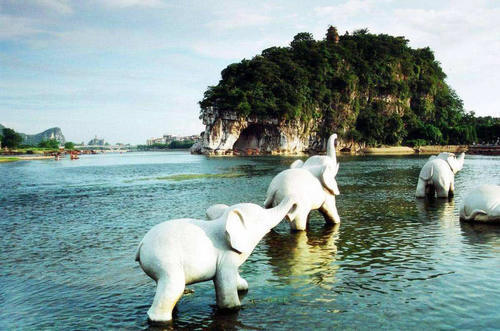 桂林山水甲天下，乘坐竹筏走进这里，你就是画中人！