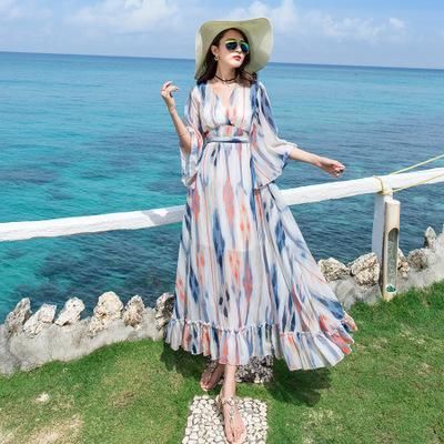 今年流行“波西米亚”沙滩裙，尽显女人性感身段，美翻整片沙滩
