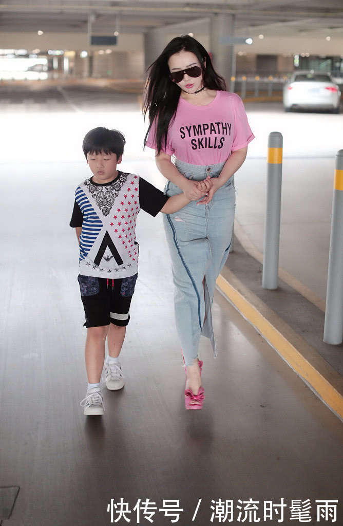 冉莹颖这身材逼死多少人，穿紧身T恤的效果太惊艳，邹市明好幸福