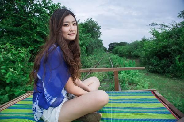 世上最独特的火车，靠竹竿撑着前进，坐一次只需三块钱