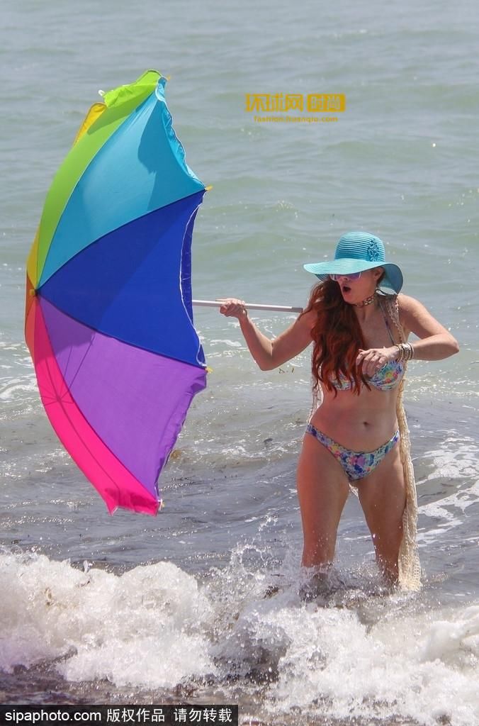 好姐妹沙滩一起大秀身材，性感加倍让人无法转移视线