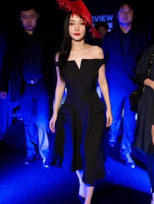 李小璐是不会打扮了吗?戴个“台灯罩”就出来了