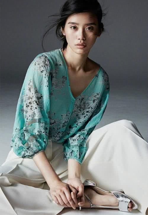 奚梦瑶穿挂脖短裙，裙子外形让人想到古代战士服：坐着不疼吗？