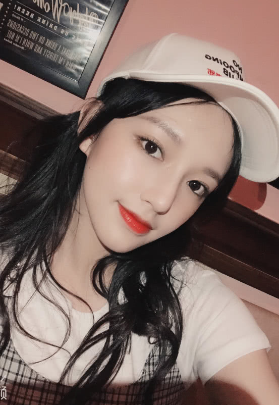 鞠婧祎掀起刘海，周洁琼掀起刘海，她掀起刘海儿，网友：快放下