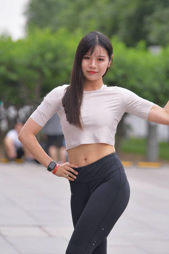 黑色紧身裤小姐姐臀部饱满线条紧致,纤细的小蛮腰很有看头