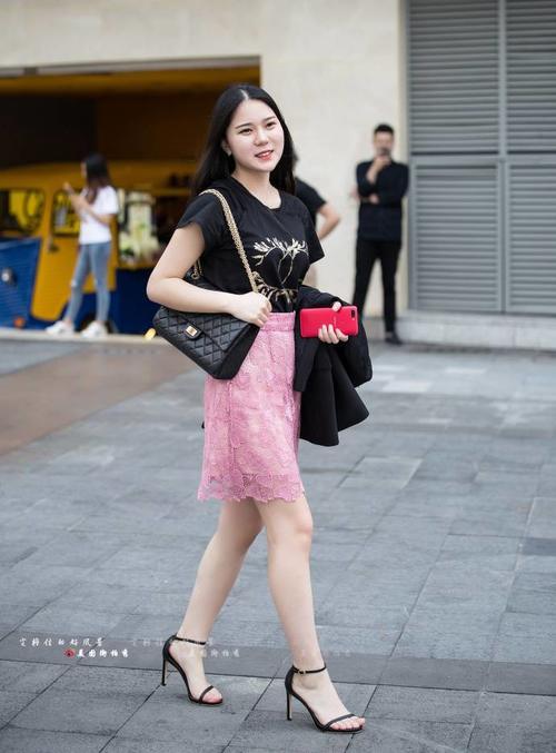 路人街拍，粉红色短裙的小姐姐，好看