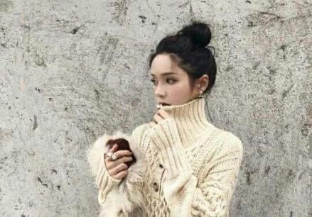 saya爷爷遭网络暴力辱骂甚至送花圈，不幸去世，舆论开始斥责孕妇