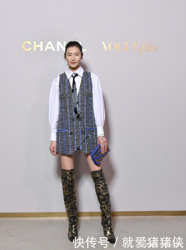  『时髦』女人不要再“衬衫”塞裤子了，今春流行这样穿，时髦显瘦又高级！