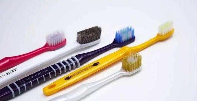  厨房：旧牙刷别扔掉，两根绑一起放厨房，全家个个抢着用！