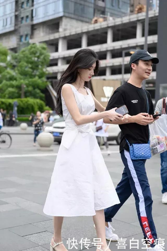 火辣■路人街拍,靓女性感火辣很有魅力,穿浅色的上衣,十分的窈窕
