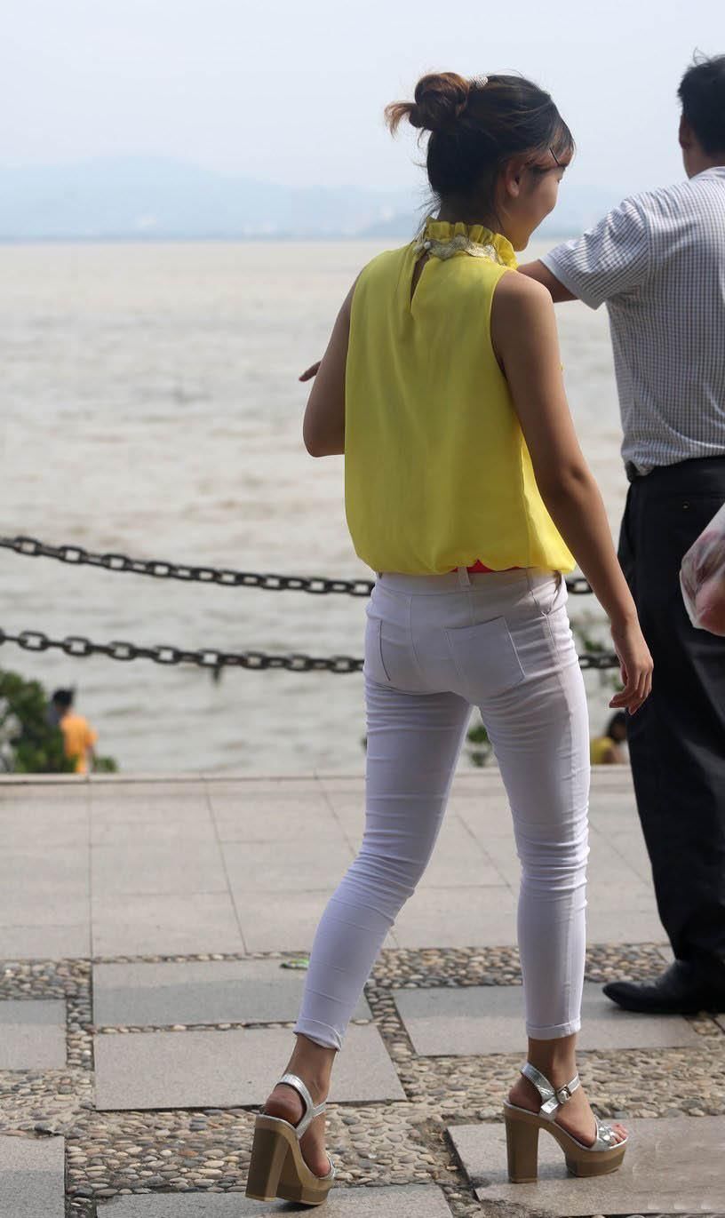 湖边抓拍:黄衫紧身白裤的大姐姐，苗条的身姿，优雅的仪态