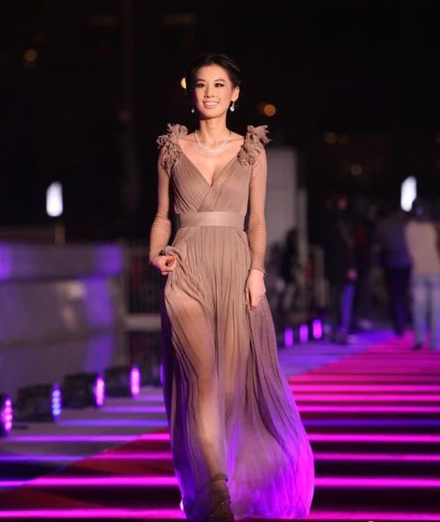 看了黄圣依的穿搭，就知道为什么杨子那么爱她！