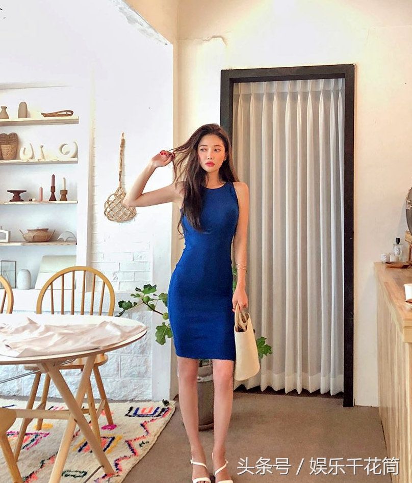 蓝裙长发才是美的标准，加上手上的包包，简直是走在时尚的前端