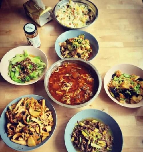  [家常菜]FPX战队晒出基地伙食，营养搭配均衡，家常菜像家里的感觉