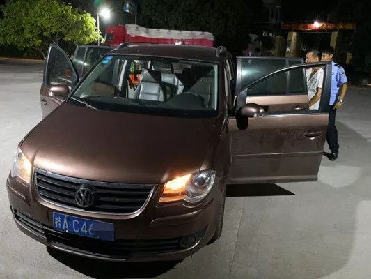 无证驾驶报废车!浦北一司机拔腿就跑,更严重的