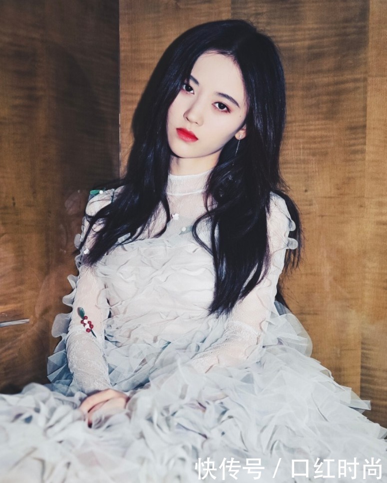 76斤的鞠婧祎，穿一袭“蛋糕裙”仙气十足，气场不止1米8！