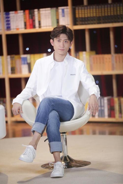 26岁张一山气质很社会！一身黑衣装扮现身，老奶奶式发箍亮眼十足