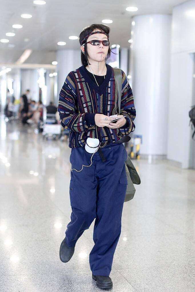 窦靖童的时尚厉害了, 裤子上挂满一排锁, 不过还好不挂搪瓷杯了