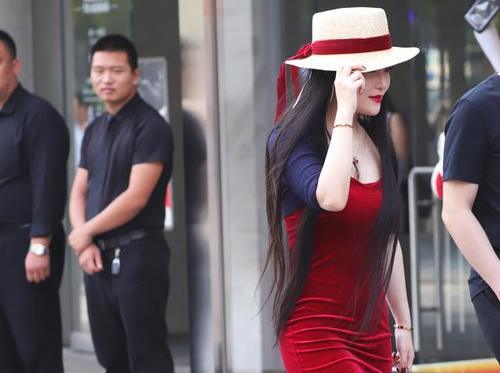 下班时邂逅一位红色紧身裙姐姐，有颜值、有身材、有韵味……